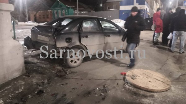 В Саратове неуправляемая иномарка сбила женщину и протаранила дом
