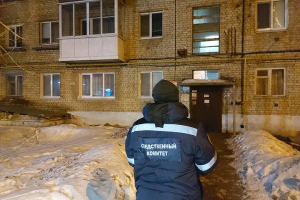 В Балаково мужчина умер, сидя на лавочке (это шестой труп в городе, обнаруженный за выходные)