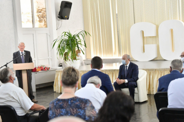 Губернатор Валерий Радаев провел встречу со студентами медицинских учреждений и ветеранами здравоохранения