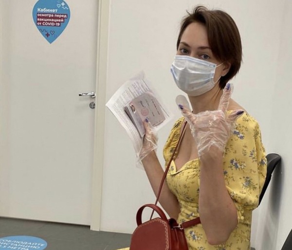 Саратовскую актрису после прививки от коронавируса обвинили в продажности