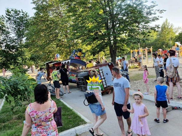 В саратовском сквере опрокинулся детский паровозик