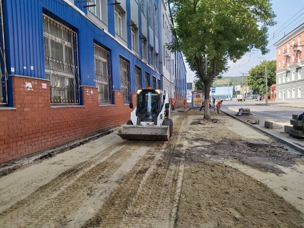 Губернатор потребовал отстранять подрядчиков за некачественные тротуары