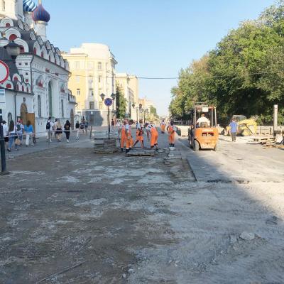 
Не прошло и трех лет: на Волжской началась масштабная замена плитки					