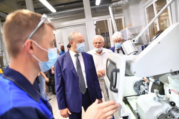 Валерий Радаев ознакомился с новыми производственными линиями на Энгельсском ОКБ &laquo;Сигнал&raquo; им. А.И. Глухарева 