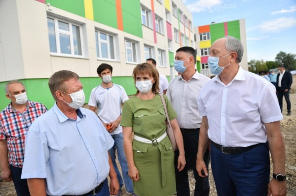 Валерий Радаев и Николай Панков осмотрели, как идет капремонт школы в с. Перелюб и строительство бассейна