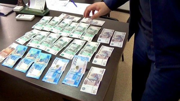 Саратовец попался на взятке инспектору ГИБДД за сдачу экзамена на права