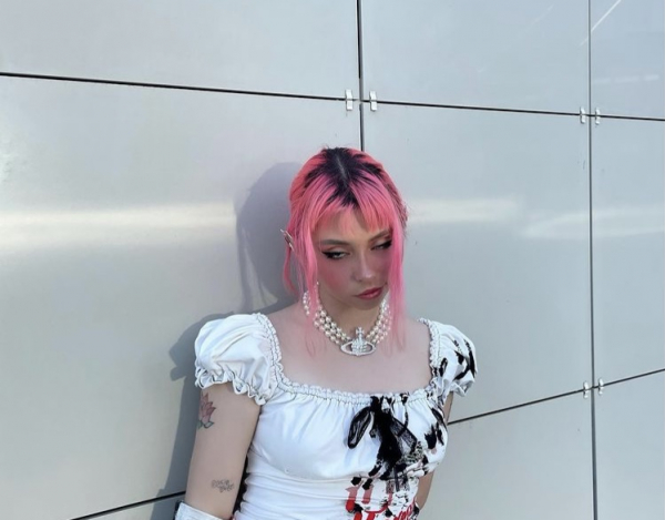 Поклонники сравнили саратовскую певицу с известной кинозлодейкой