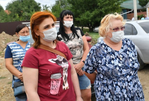 Губернатор Валерий Радаев провёл встречу с жителями одного из микрорайонов Энгельса Губернатор Валерий Радаев провёл встречу с жителями одного из микрорайонов Энгельса