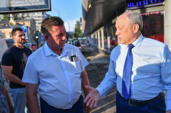 Глава региона раскритиковал городские власти за затягивание ремонта тротуаров