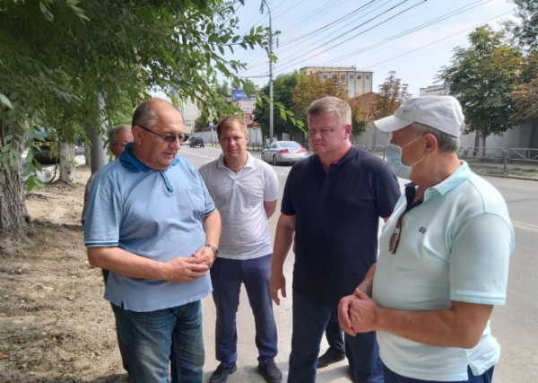 Губернатор проверил ход ремонтных работ в выходной день на дорогах и тротуарах Саратова Губернатор проверил ход ремонтных работ в выходной день на дорогах и тротуарах Саратова