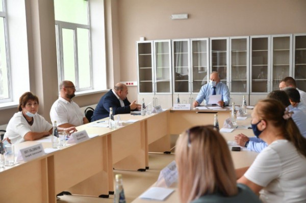 Валерий Радаев обсудил с главврачами вопросы кадров для новой инфекционной больницы
