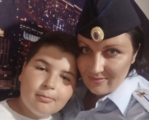 Саратовская женщина-полицейская патрулирует улицы с маленьким сыном 