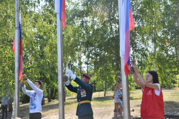 В Парке Победы на Соколовой горе торжественно поднят флаг Российской Федерации В Парке Победы на Соколовой горе торжественно поднят флаг Российской Федерации