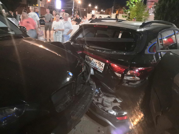 На парковке ТЦ под Саратовом BMW протаранил 4 автомобиля