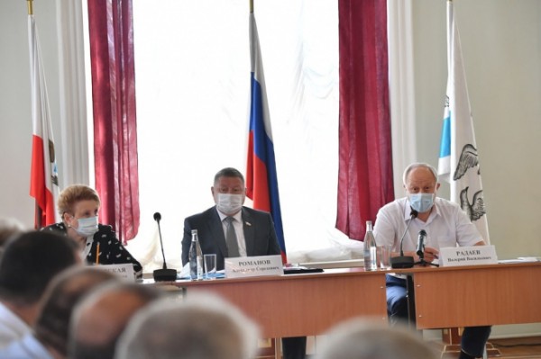 Губернатор дал поручения по подготовке школ к новому учебному году