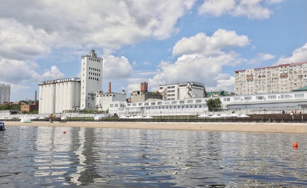 Специалист назвал недостоверными результаты проб воды на новом пляже