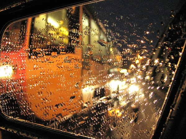 В ливень саратовские службы такси взвинтили цены в 2,5 раза