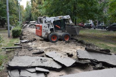 
В Саратове на Рахова снимают старое покрытие					