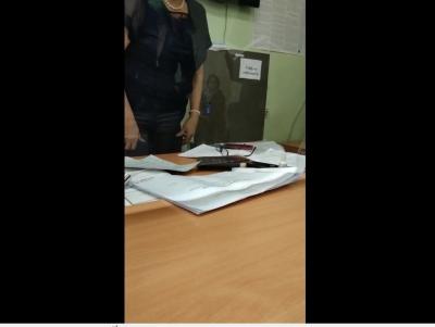 На избирательном участке в Саратове бюллетени хранили в открытых настежь сейфах
На избирательном участке в Саратове бюллетени хранили в открытых настежь сейфах