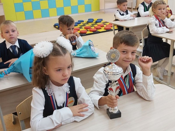 В День знаний Губернатор посетил новую школу в 11-м микрорайоне пос. Солнечный-2