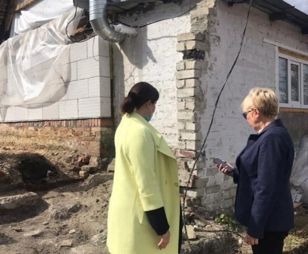 Саратовских чиновников просят помочь пережившей пожар семье