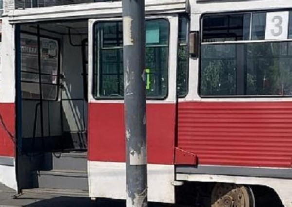 В Саратове на остановке горел трамвай