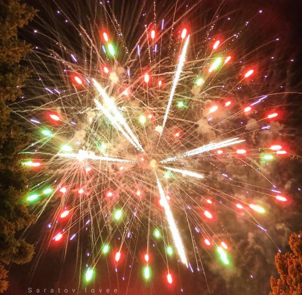 День города в Саратове отметили салютом в парке Победы