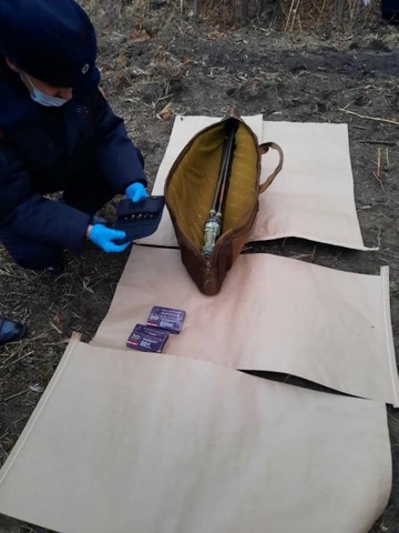Рядом с местом разделки туши лося в саратовском лесу нашли карабин и охотничий билет на имя Рашкина