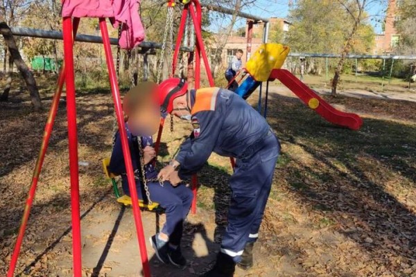 В Энгельсе спасатели пришли на помощь девочке, застрявшей в качелях