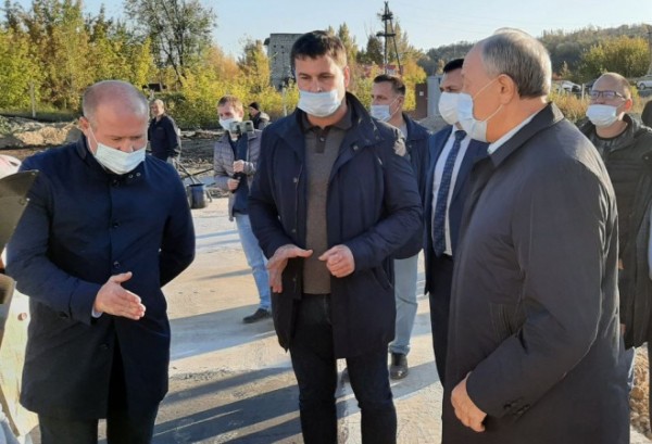 Глава региона посетил стройплощадку очистных сооружений в Хвалынске