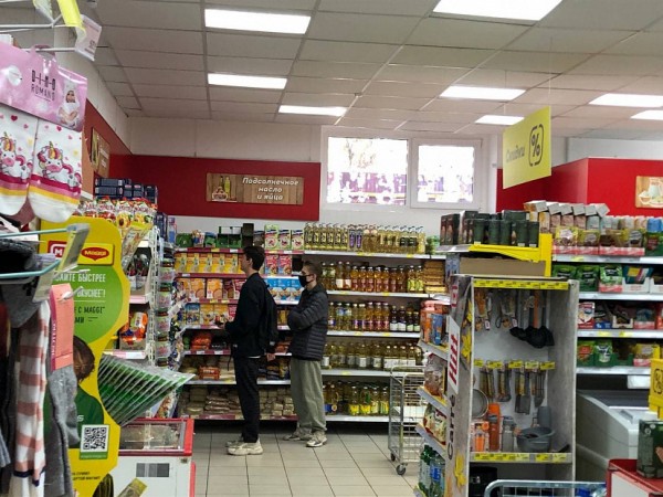 В Саратове не носят маски мужчины и подростки