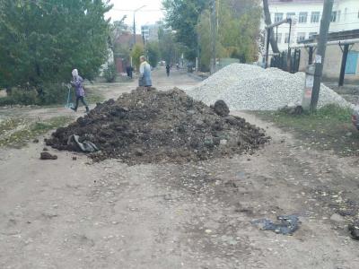 
В Энгельсе пенсионерам после жалобы губернатору высыпали на дорогу кучу грязи					