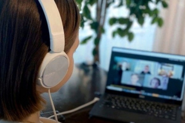 Ученикам одной из крупнейших школ Энгельса сообщили о продлении дистанта