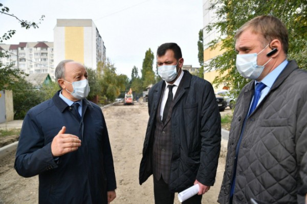 Валерий Радаев проконтролировал ремонт дорог и тротуаров в Саратове