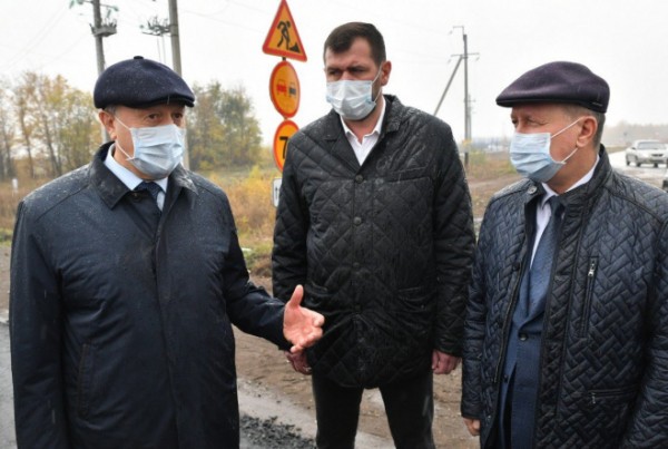Губернатор проверил дорожные работы в Энгельсском районе