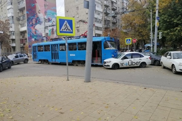 Из-за ДТП на пересечении Рахова и Советской с участием трамвая и такси Uber в Саратове массово встал электротранспорт