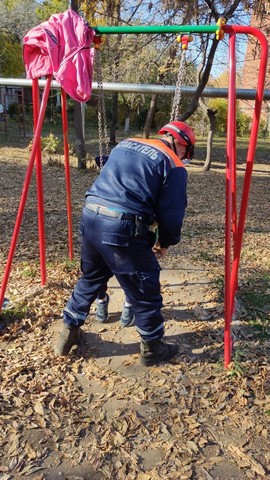 В Энгельсе спасатели пришли на помощь девочке, застрявшей в качелях