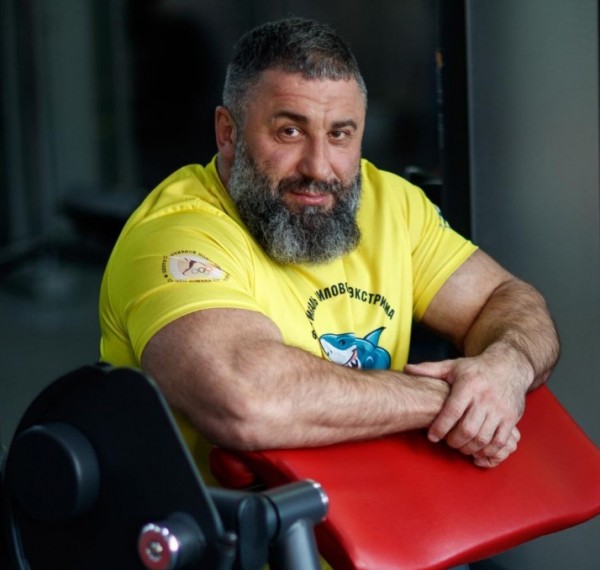 Саратовский силач устал бояться коронавируса и улетел в США