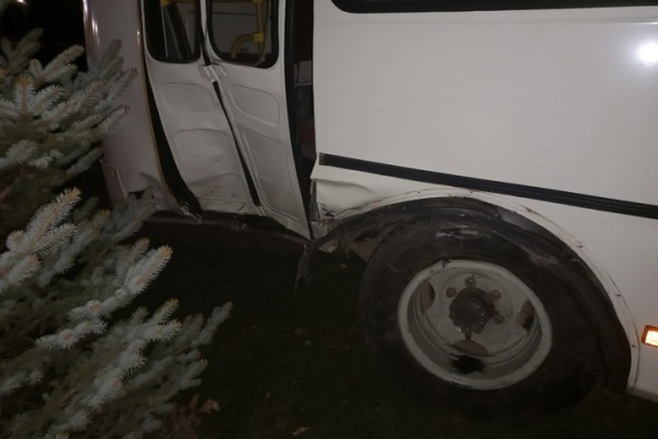 В Балаково иномарка врезалась в автобус: пострадали три человека