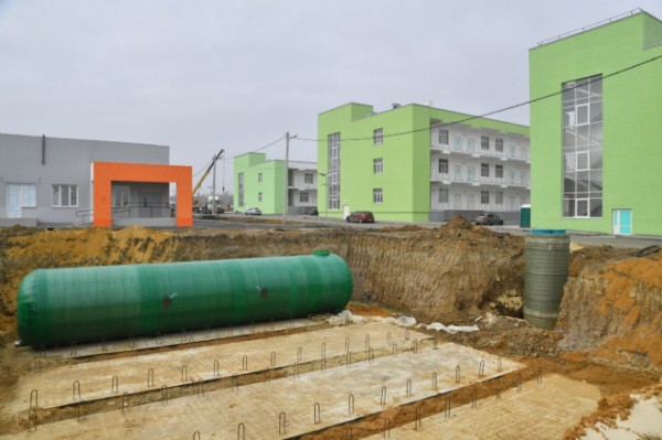 Валерий Радаев проверил, как идет строительство инфекционной больницы и дома для ее врачей