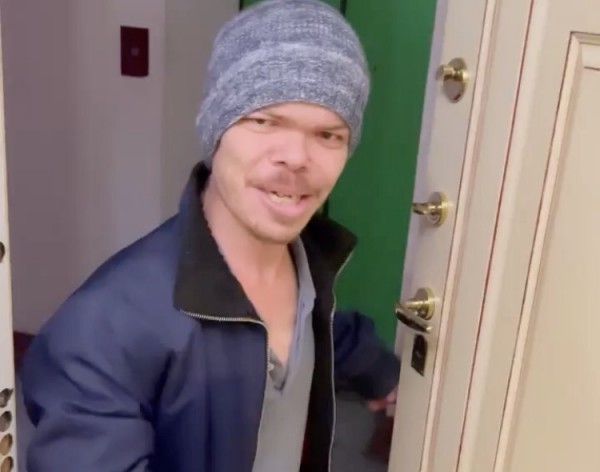 Карлик объяснил появление в центре Саратова без трусов Карлик объяснил появление в центре Саратова без трусов