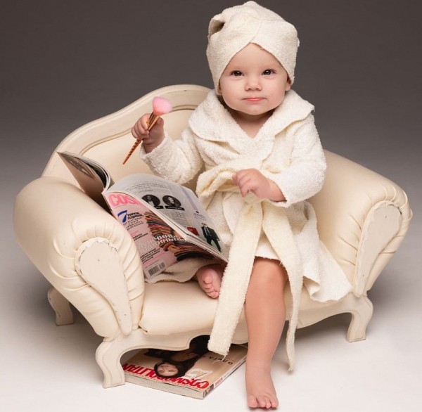 Саратовская певица устроила 10-месячной внучке гламурную фотосессию