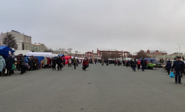 Губернатор Валерий Радаев посетил сельскохозяйственную ярмарку на Театральной площади Саратова