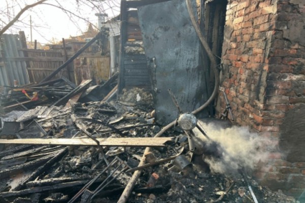 В сгоревшем доме в Энгельсе нашли тело пенсионера. Ситуацией заинтересовались следователи