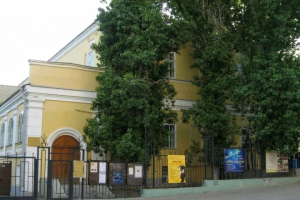 Горожанина расстроило решение о сносе деревьев на территории музея