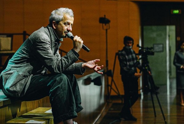 Вдову саратовского режиссера заменили мужчиной в платье 