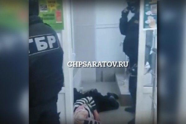 Очевидцы: в почтовом отделении сотрудник ГБР вывернул руку пенсионерке и уронил женщину на пол, после чего та ударилась головой о косяк (видео)