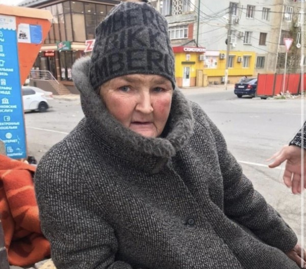 Саратовская пенсионерка со сломанной ногой побирается в Махачкале