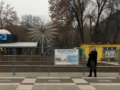 
Рабочие завершили монтаж ключевого элемента фонтана "Одуванчик" в Саратове					