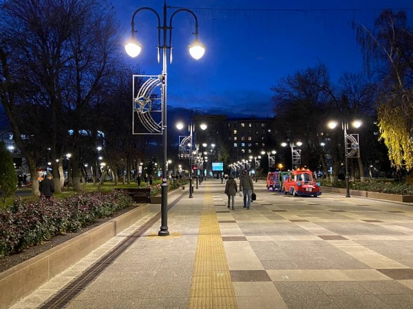 Саратовцев с детьми в последний день локдауна катают на паровозиках 